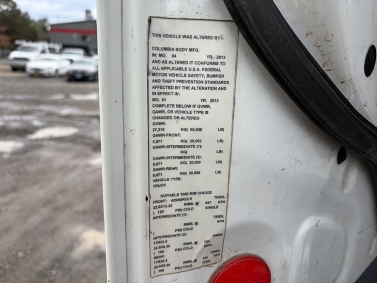 2013-freightliner-114sd-image-16