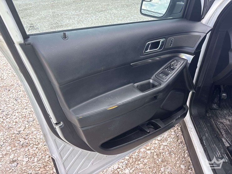 2016-ford-explorer-image-16