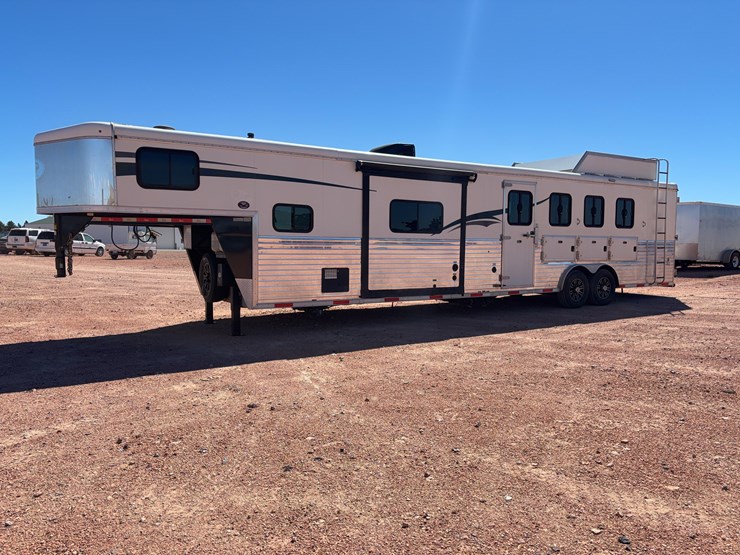 2017-bison-living-quarters-trailer-image-7