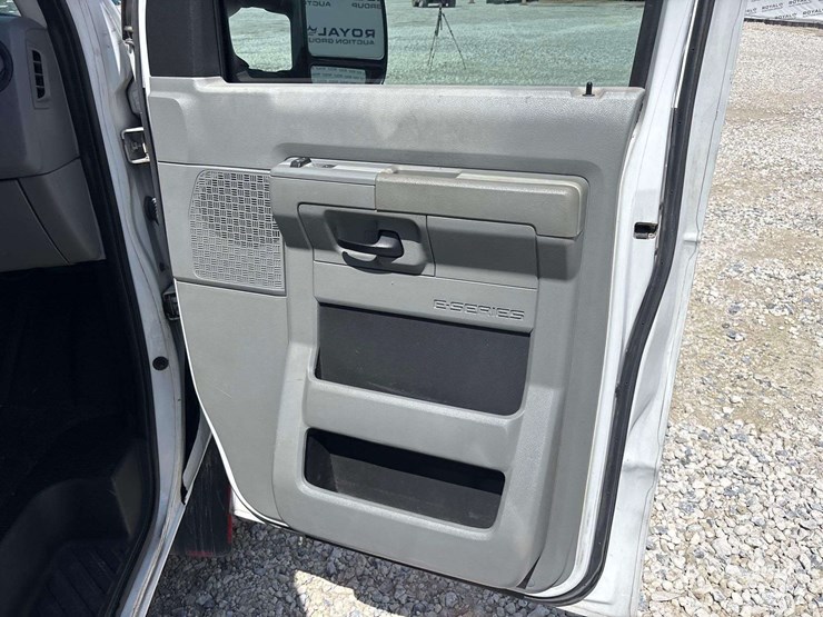 2013-ford-cargo-image-17