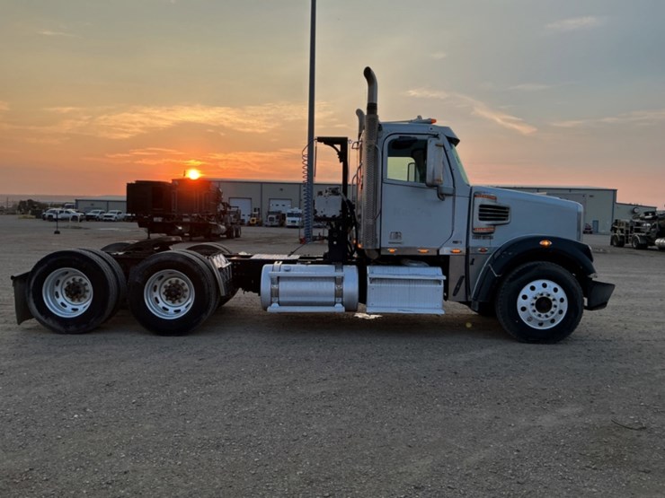 2011-freightliner-coronado-122-sd-image-4