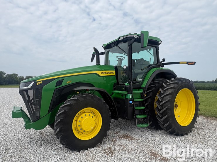 2025-john-deere-8r-250-image-1