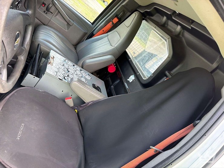 2018-chevrolet-express-g2500-image-17