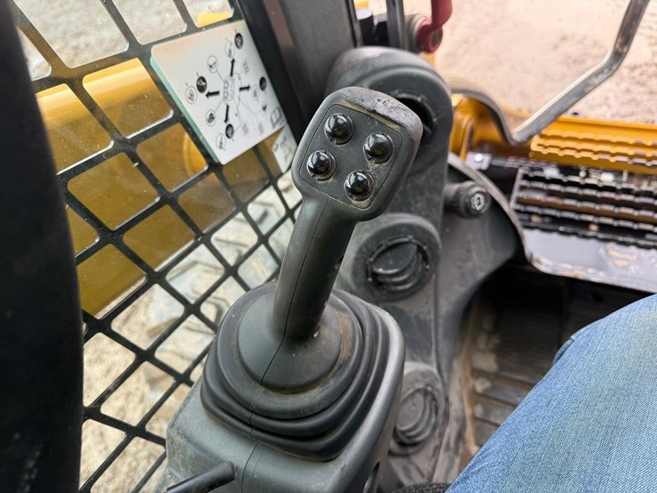 2015-caterpillar-262d-image-23