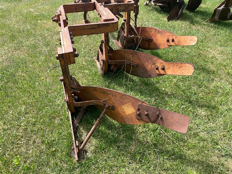 #1639-•-allis-chalmers-moldboard-plow-image-7