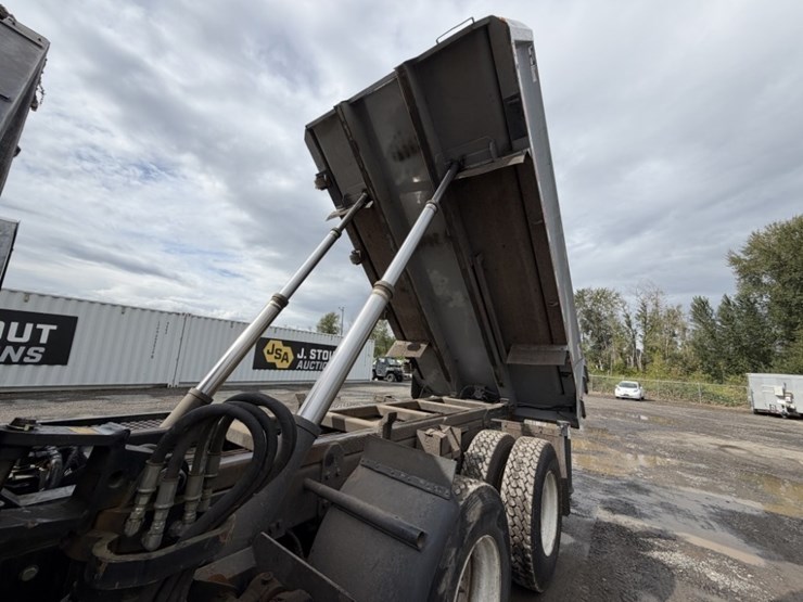 2013-freightliner-114sd-image-41