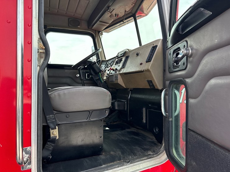 2005-peterbilt-335-image-36