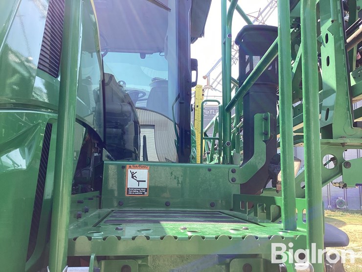 2024-john-deere-410r-image-11
