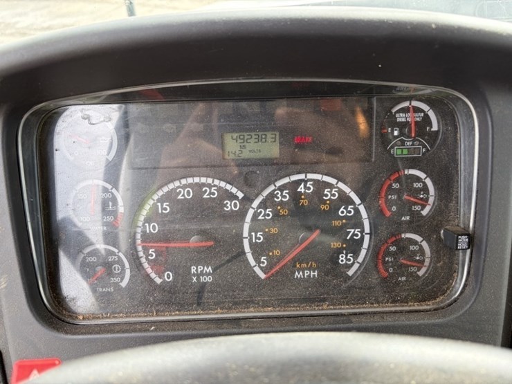 2013-freightliner-114sd-image-46
