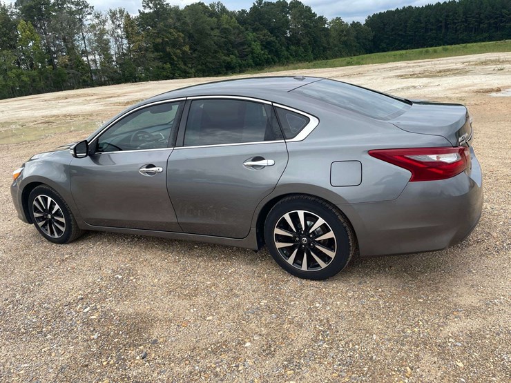 2018-nissan-altima-sl-4-door-sedan-(142,145-miles)-image-2