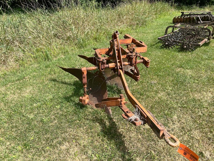 #1639-•-allis-chalmers-moldboard-plow-image-2