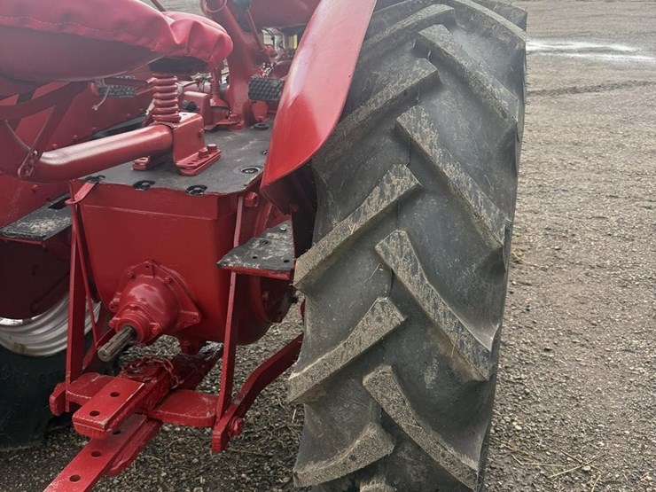 #158-•-1949-i-6-standard-international-tractor-image-5