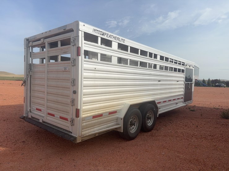 2021-featherlite-8127-7624-std-livestock-trailer-image-4