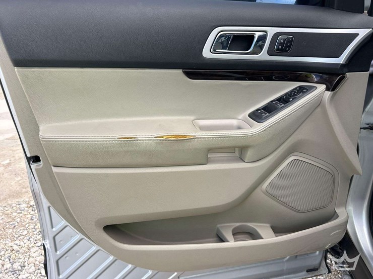 2015-ford-explorer-image-12