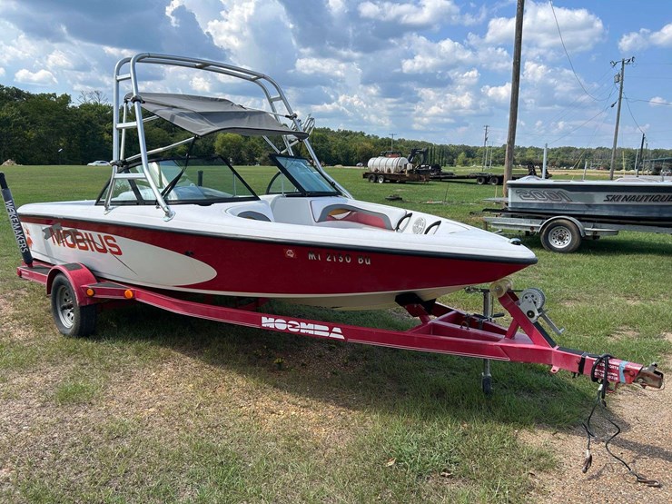 2000-moomba-mobious-ski-boat-w/trailer-(65-actual-hours)-image-3