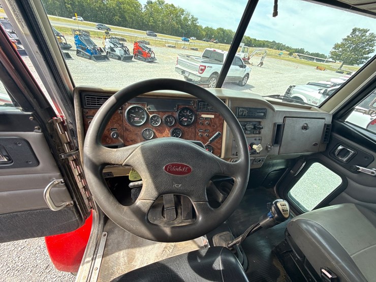 2005-peterbilt-335-image-29