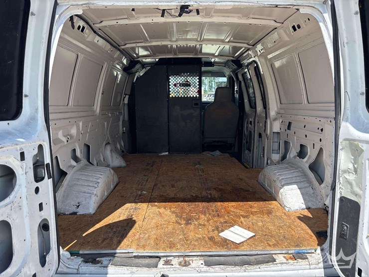 2013-ford-cargo-image-19