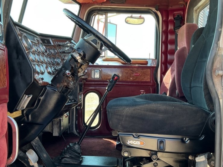 1996-peterbilt-379-image-21