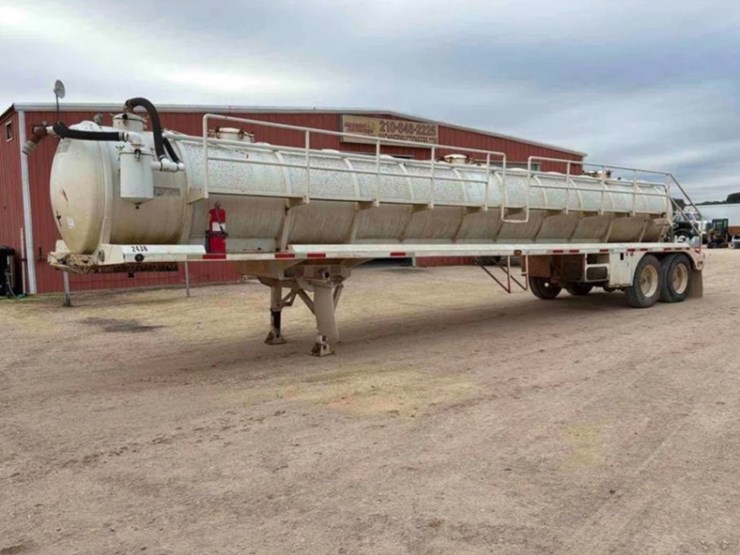 2012-c.gallegos-130bbl-vaccum-trailer-image-1