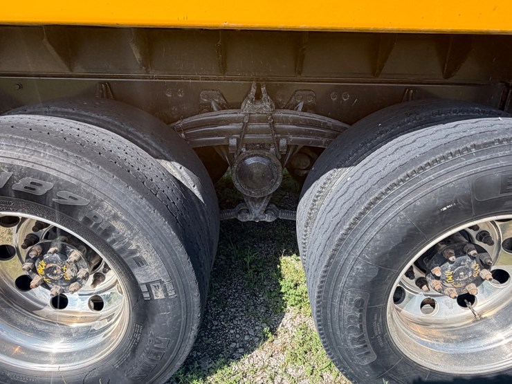 #258-•-2015-volvo-vnm-tri-axle-dump-truck-image-5