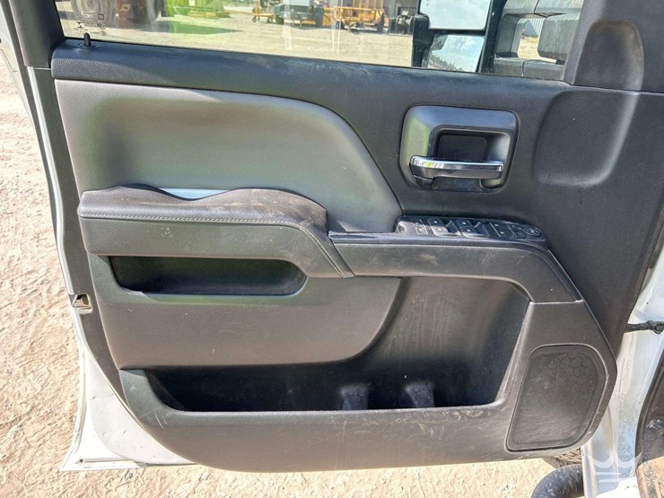 2015-chevrolet-silverado-pickup-truck-image-12