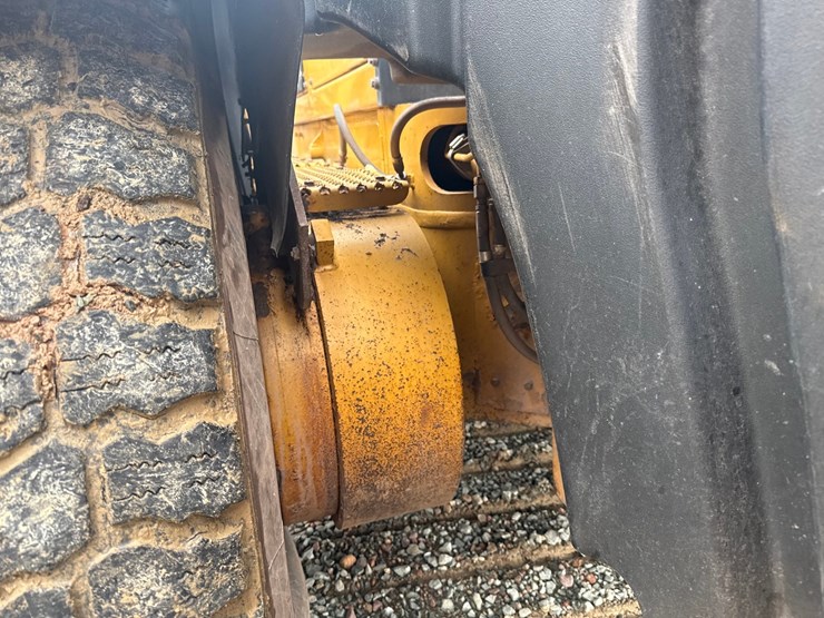 caterpillar-160m-awd-image-49