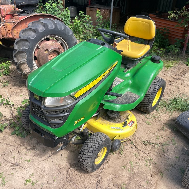 JOHN DEERE X304