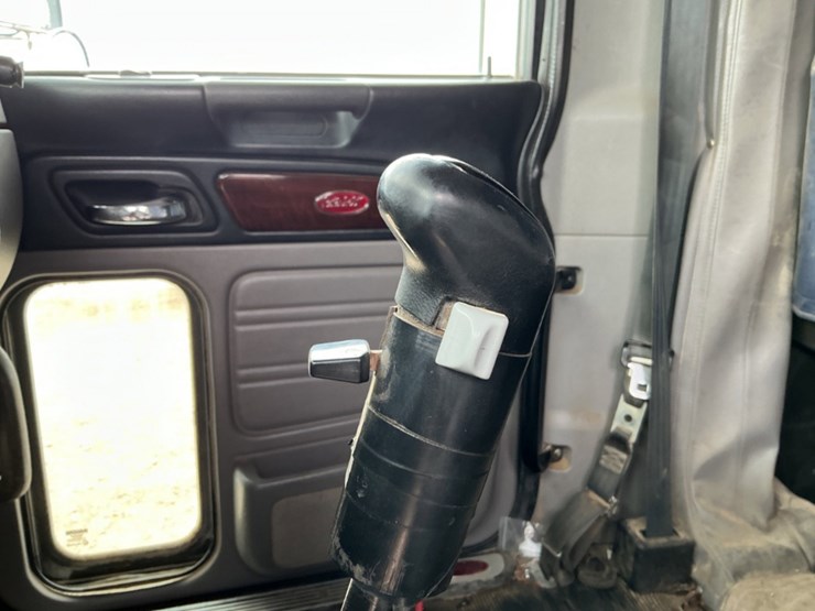 2012-peterbilt-388-image-23