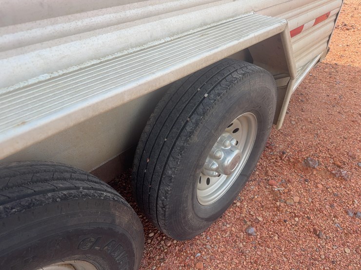 2021-featherlite-8127-7624-std-livestock-trailer-image-14