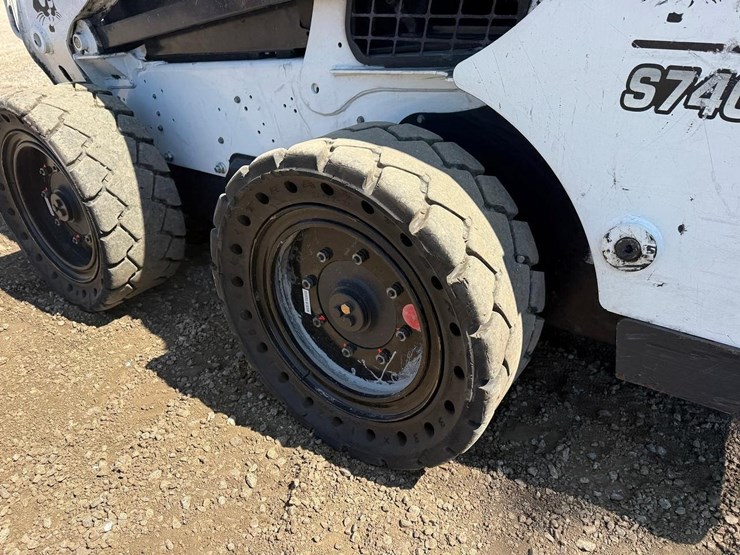 2023-bobcat-s740-image-16