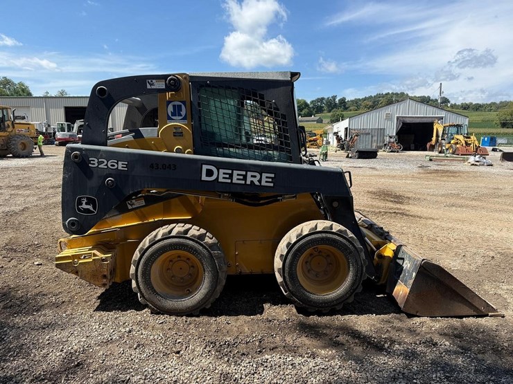 2014-deere-326e-image-5