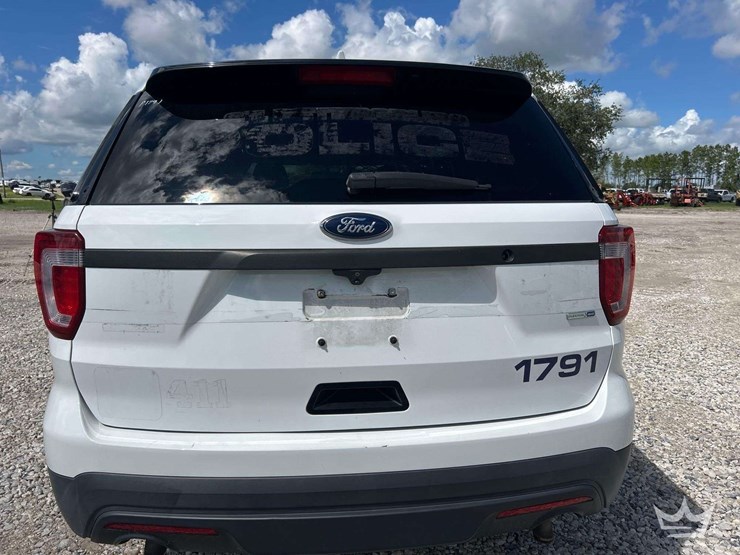 2017-ford-explorer-image-24