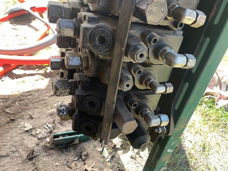 #1687-•-valve-assembly-for-backhoe-image-1