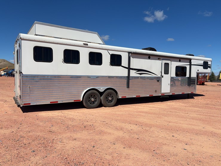 2017-bison-living-quarters-trailer-image-4