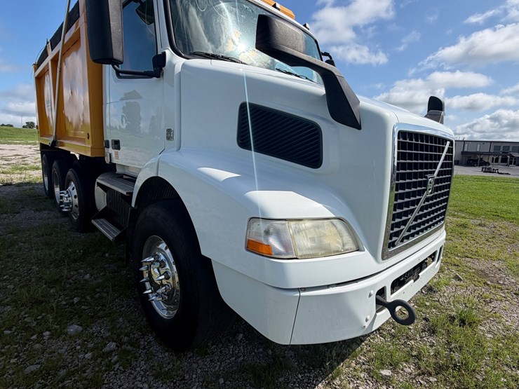 #258-•-2015-volvo-vnm-tri-axle-dump-truck-image-15
