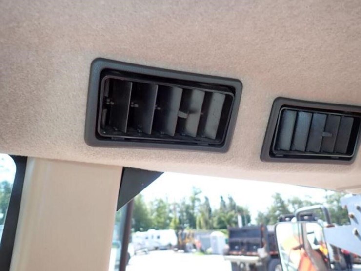 2009-kubota-m135x-image-33