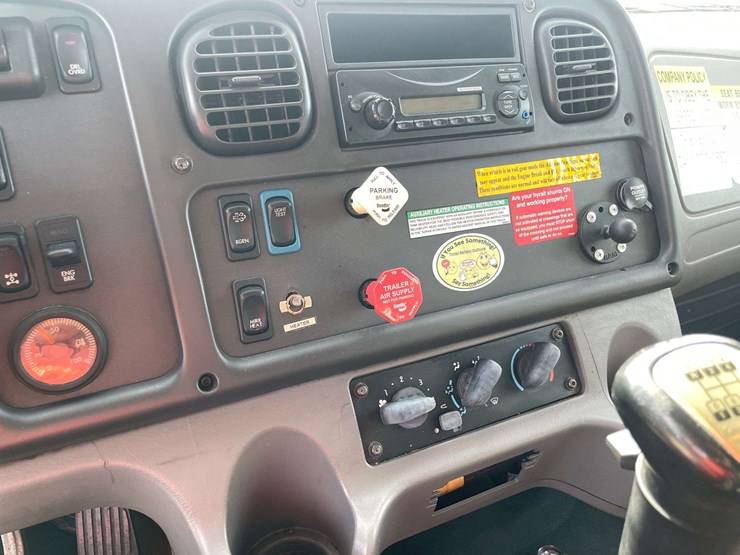 2014-freightliner-108sd-image-13