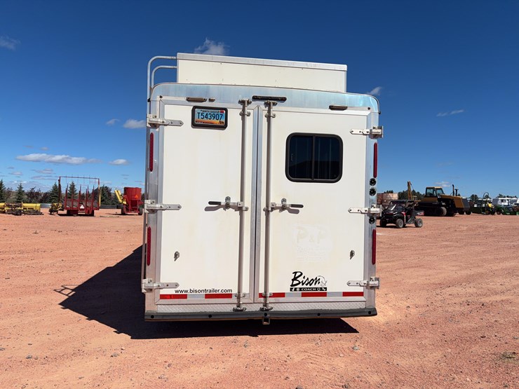 2017-bison-living-quarters-trailer-image-5
