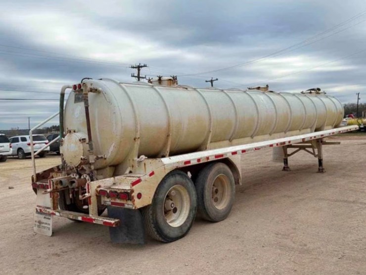 2012-c.gallegos-130bbl-vaccum-trailer-image-4