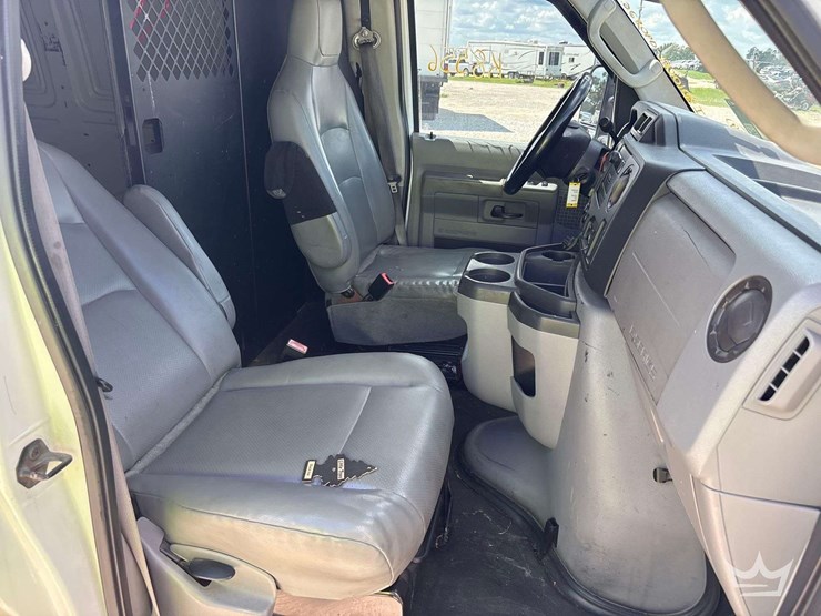 2013-ford-cargo-image-16