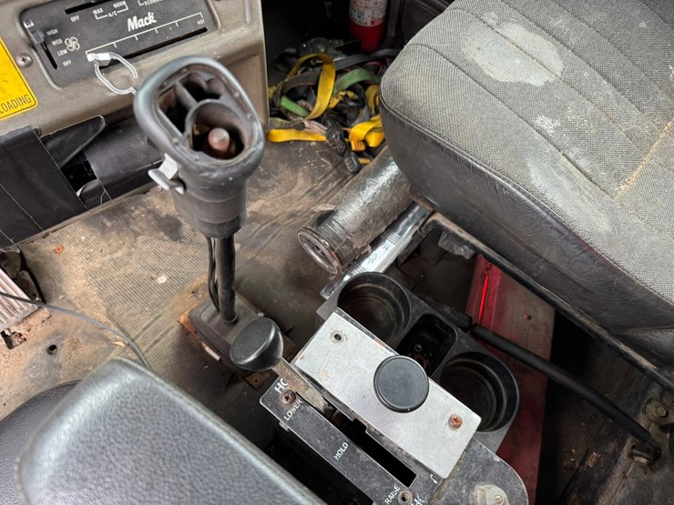 1995-mack-rd688s-image-44
