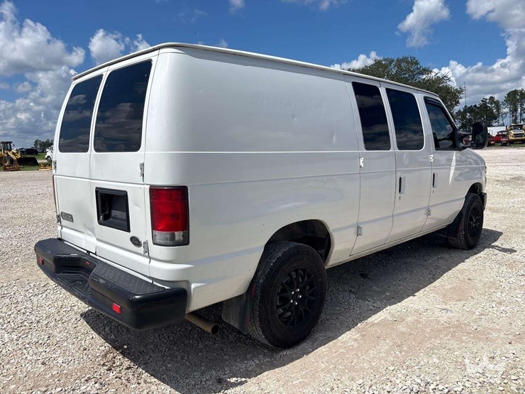 2013-ford-cargo-image-3