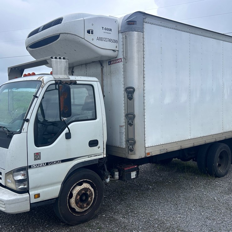#230 • 2007 ISUZU REFRIGERATED 16’ BOX TRUCK