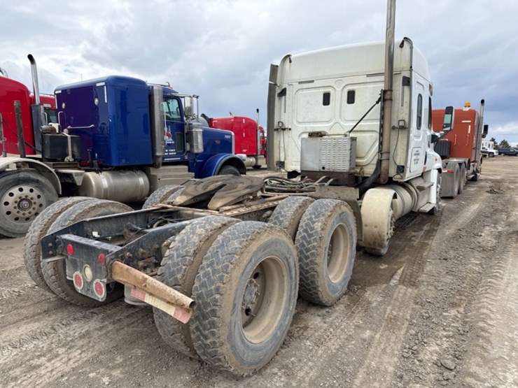 2014-freightliner-cascadia-tri--axle-image-5