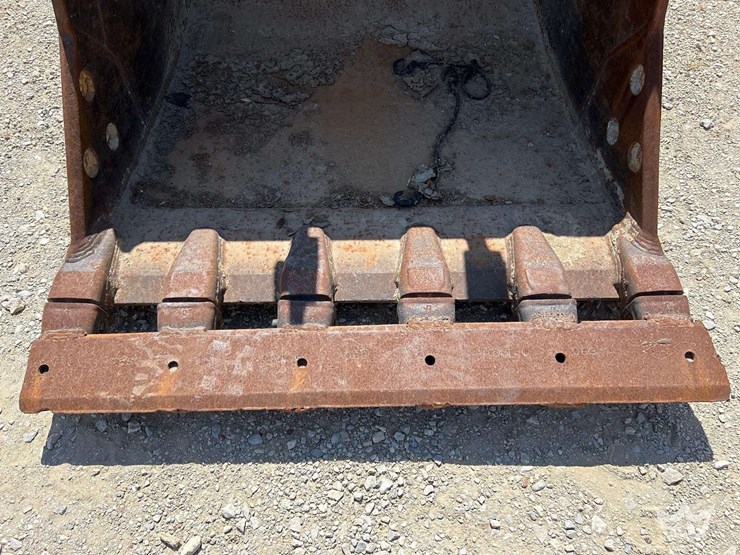 caterpillar-45in.-excavator-bucket-attachment-image-6