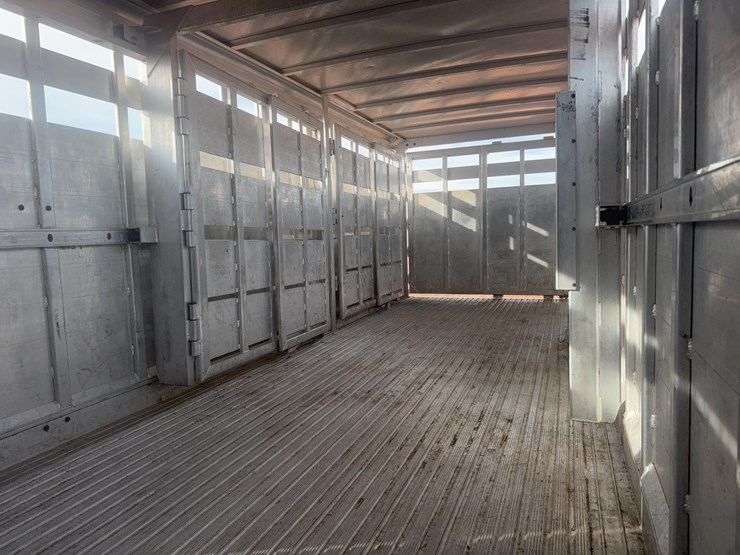 2021-featherlite-8127-7624-std-livestock-trailer-image-10