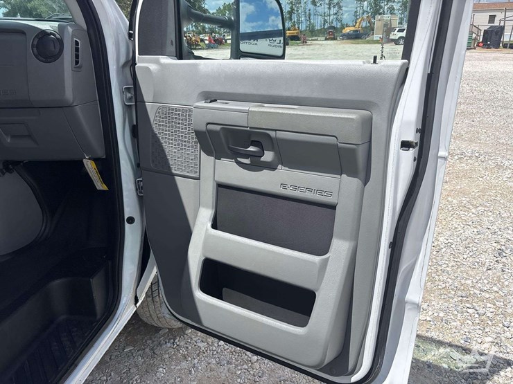 2014-ford-e450-image-28