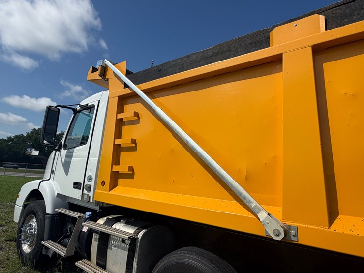 #258-•-2015-volvo-vnm-tri-axle-dump-truck-image-24