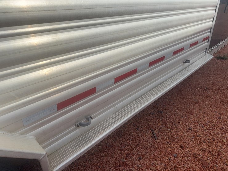 2021-featherlite-8127-7624-std-livestock-trailer-image-21