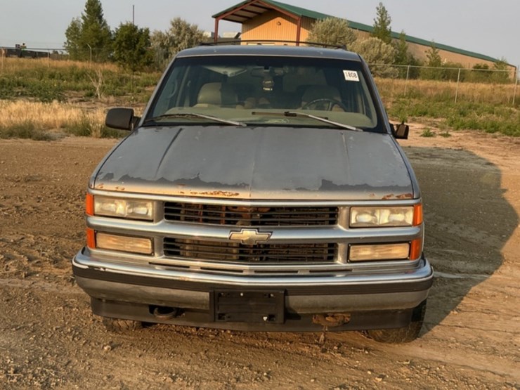 1999-chevrolet-suburban-image-2